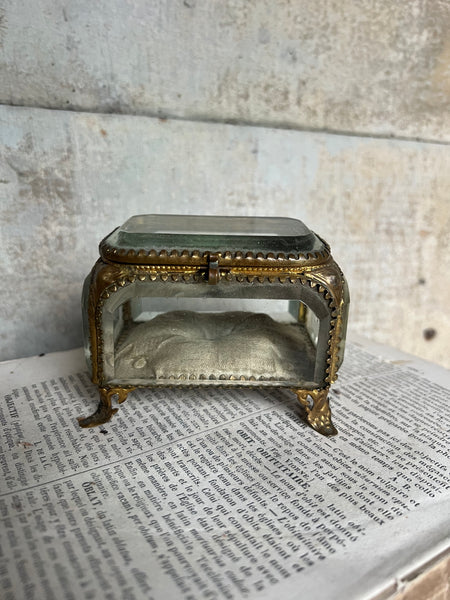 Stunning Beautiful Glass Trinket Box