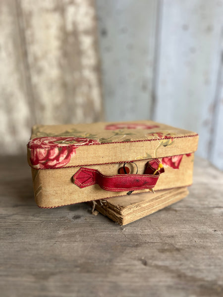 Sweet Little French Vintage Sewing Kit