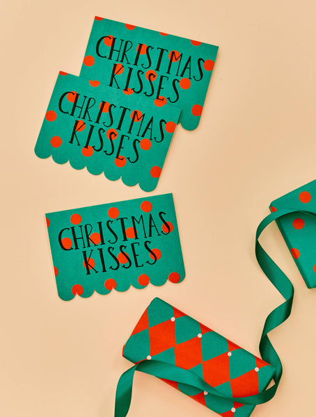 Pack of 5 Scallop Cards - Christmas Kisses Spots