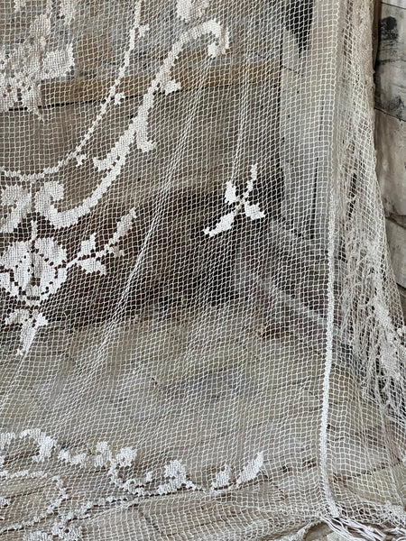 Beautiful Vintage crochet bedspread, single bed