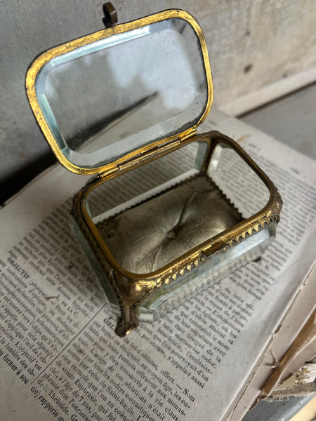Stunning Beautiful Glass Trinket Box