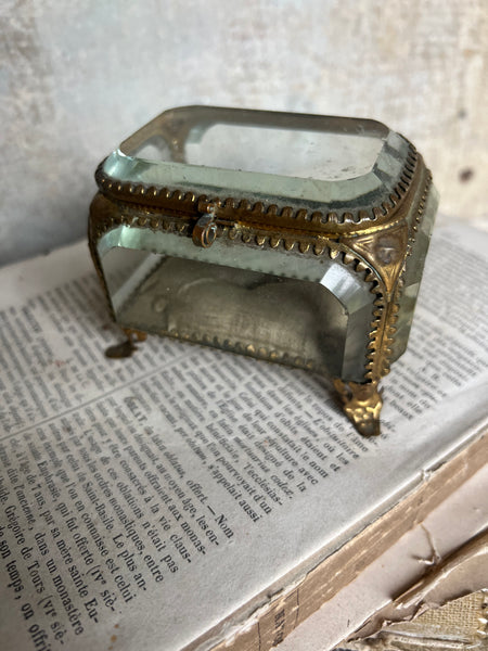 Stunning Beautiful Glass Trinket Box