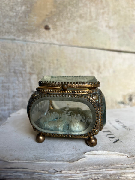 Stunning Beautiful Glass Trinket Box
