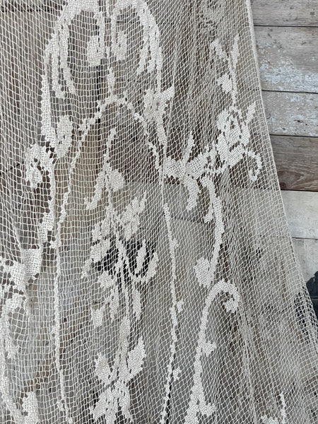 Beautiful Vintage crochet bedspread, single bed