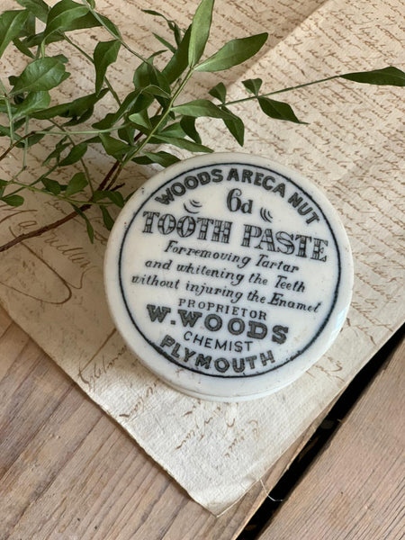 1890 Woods Areca Nut Chemist Toothpaste Pot