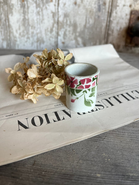 French pot with contrasting flower design