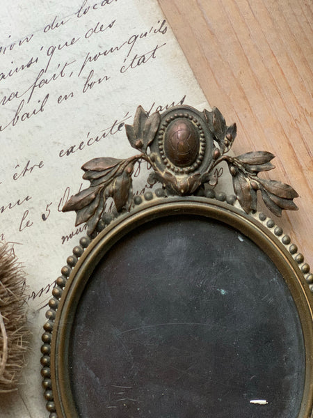 Gorgeous Vintage Oval Frame
