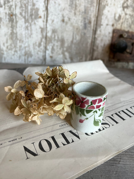 French pot with contrasting flower design